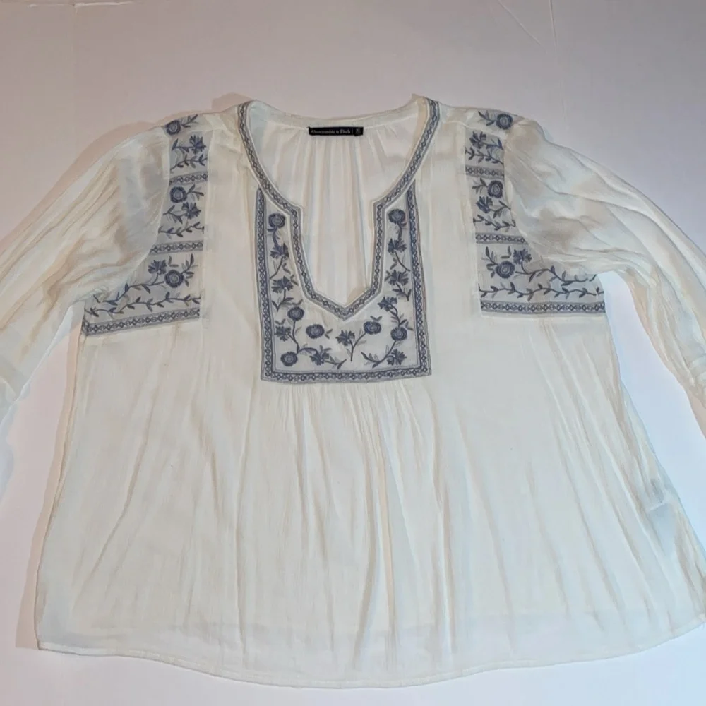 Abercrombie & Fitch XL White gauzy Peasant top with detailed Blue Embroidery - Picture 4 of 11